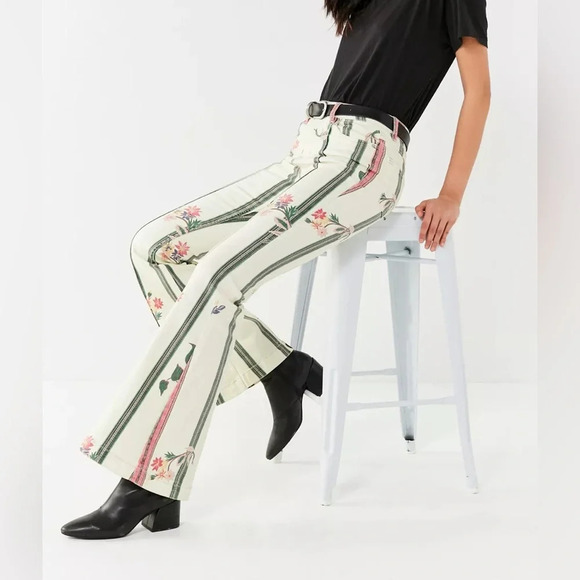 BDG Denim - Urban Outfitters BDG Printed Floral Flare Jeans- Size 28